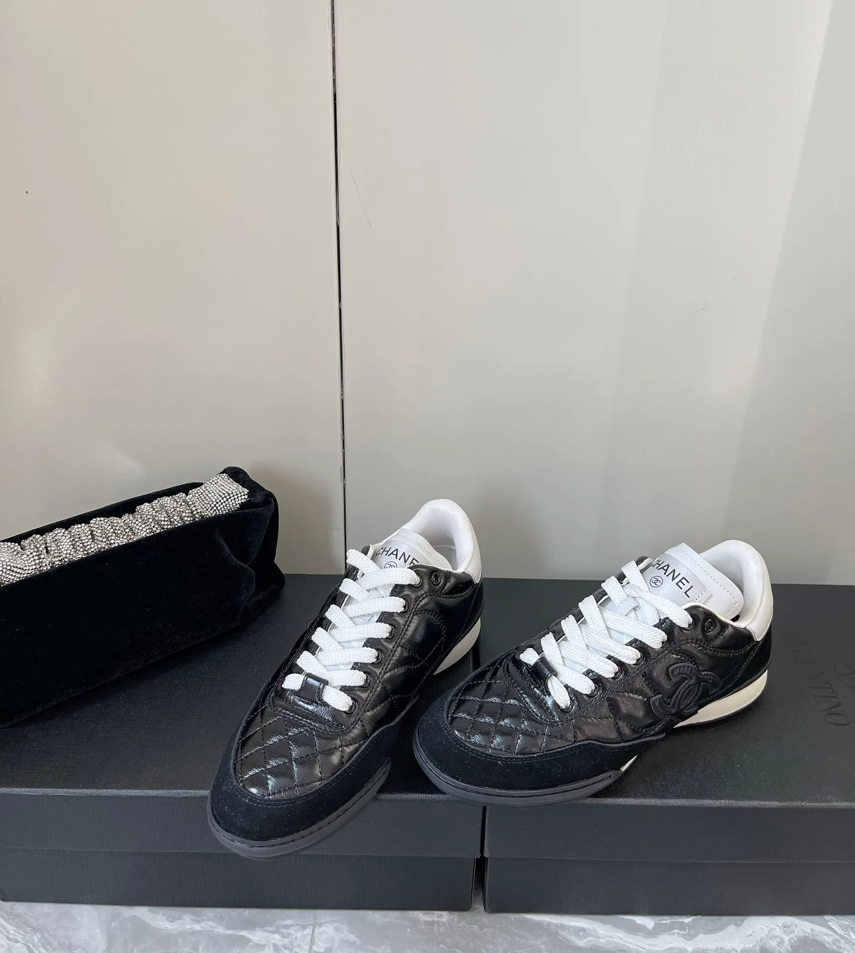 👟👟Ex-factory price 520👟👟 𝐂𝐇𝐀𝐍𝐄𝐋 Chanel's latest rhombus sports sneakers, new color white shoes ✔️ Full cowhide leather surface. The new color matching fabric adds many elements to make it look very exquisite. It will make your legs look longer when you put it on. Authentic counter replica. The upper foot can be said to be really super good! Size: 35-40 original packaging
